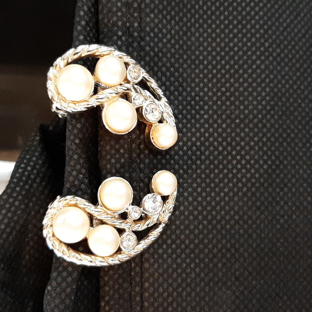 Vintage Hobe Gold Rope Rhinestone & Pearl Clip On Earrings